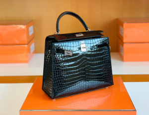 Kuwait Shop  KL 25cm Black porosus crocodile leather 黑色 亮面鳄鱼皮🐊 湾鳄倒V 银扣 Y刻 超级漂亮啊啊啊