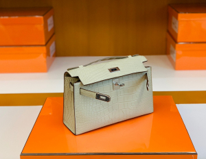 Mini KL一代 KL Pochette 22cm Y1 color code 香草色 雾面鳄鱼皮 美洲方块 银扣 Y刻