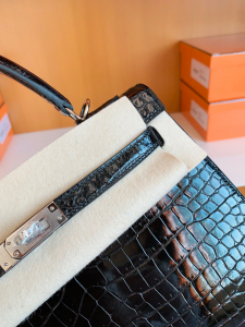 Kuwait Shop  KL 25cm Black porosus crocodile leather 黑色 亮面鳄鱼皮🐊 湾鳄倒V 银扣 Y刻 超级漂亮啊啊啊