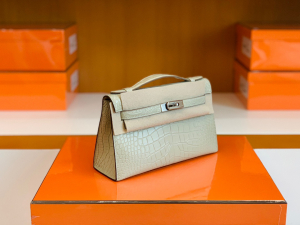 Mini KL一代 KL Pochette 22cm Y1 color code 香草色 雾面鳄鱼皮 美洲方块 银扣 Y刻