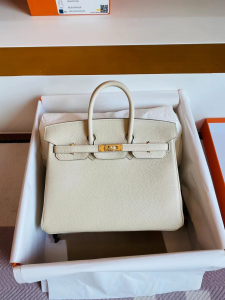 Saudi Arabia HM bk 25 奶昔白Carie togo金扣～ 仙气十足