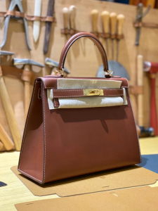 vip一级品：马鞍皮 Barenia 金扣 KL 25cm KL 28cm 红棕色 。现货，简直和 hm 同一个妈生的，从头到尾都一模一样。