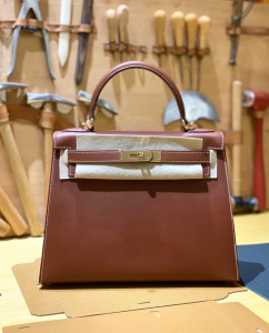 vip一级品：马鞍皮 Barenia 金扣 KL 25cm KL 28cm 红棕色 。现货，简直和 hm 同一个妈生的，从头到尾都一模一样。
