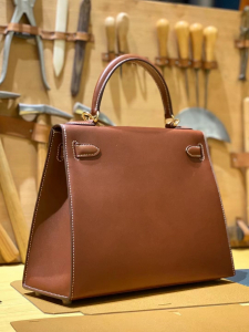 vip一级品：马鞍皮 Barenia 金扣 KL 25cm KL 28cm 红棕色 。现货，简直和 hm 同一个妈生的，从头到尾都一模一样。