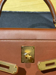 vip一级品：马鞍皮 Barenia 金扣 KL 25cm KL 28cm 红棕色 。现货，简直和 hm 同一个妈生的，从头到尾都一模一样。