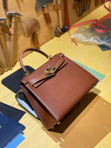 vip一级品：马鞍皮 Barenia 金扣 KL 25cm KL 28cm 红棕色 。现货，简直和 hm 同一个妈生的，从头到尾都一模一样。