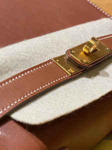 vip一级品：马鞍皮 Barenia 金扣 KL 25cm KL 28cm 红棕色 。现货，简直和 hm 同一个妈生的，从头到尾都一模一样。