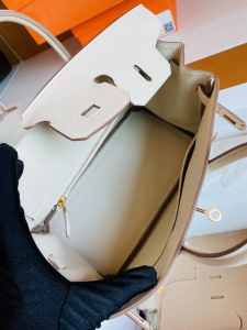 Saudi Arabia HM bk 25 奶昔白Carie togo金扣～ 仙气十足
