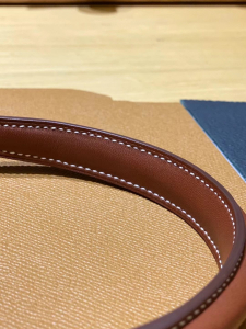 vip一级品：马鞍皮 Barenia 金扣 KL 25cm KL 28cm 红棕色 。现货，简直和 hm 同一个妈生的，从头到尾都一模一样。