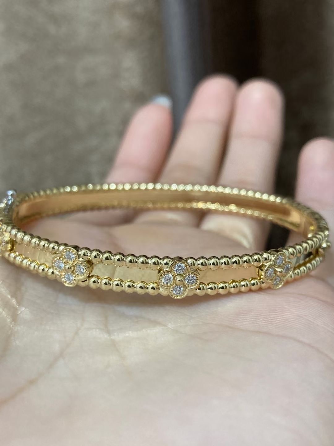 CUSTOM VAN CLEEF & ARPELS PERLÉE CLOVERS BRACELET IN GOLD WITH DIAMONDS