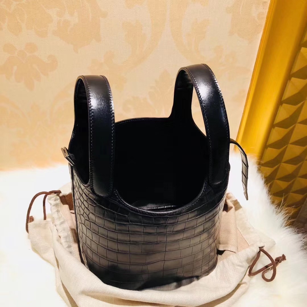 专柜人气最新 爆款 Picotin Lock 18 水桶包 菜蓝子 黑色雾面鳄鱼皮，很时尚，黑色就是大气，酷~~