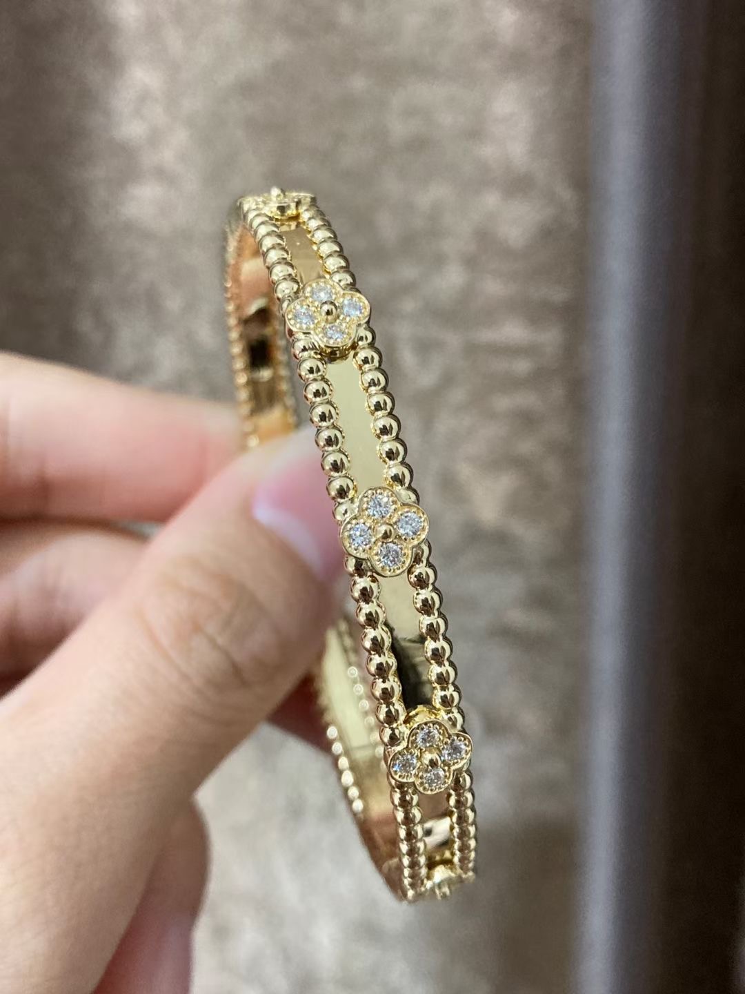 CUSTOM VAN CLEEF & ARPELS PERLÉE CLOVERS BRACELET IN GOLD WITH DIAMONDS