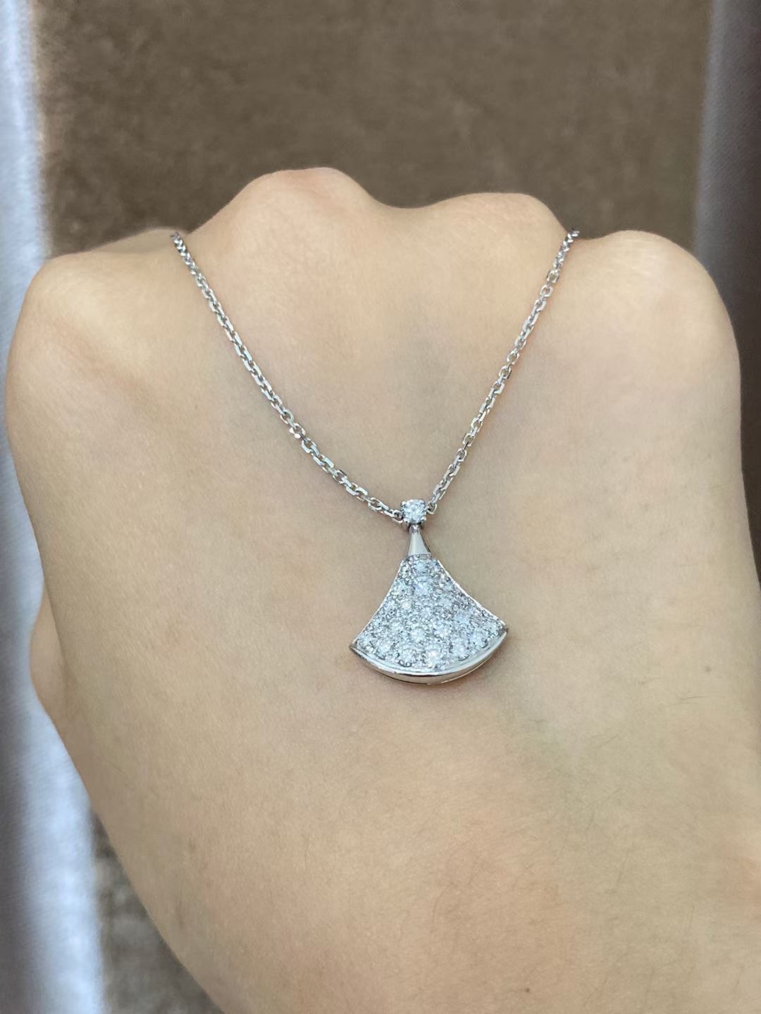DIVAS’ DREAM necklace 18k white gold with full diamond