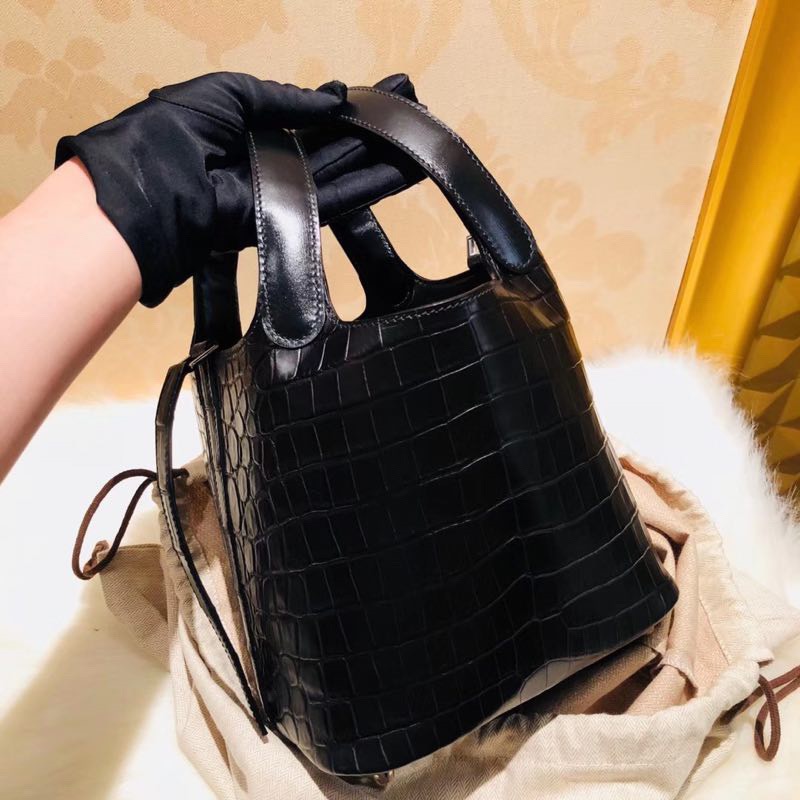 专柜人气最新 爆款 Picotin Lock 18 水桶包 菜蓝子 黑色雾面鳄鱼皮，很时尚，黑色就是大气，酷~~