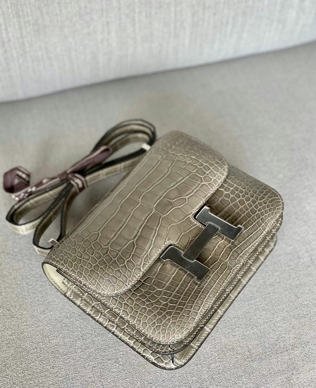 VIP一级品 Constance19cm CK81斑鸠灰色亮面鳄鱼 方块 银扣,精益求精的技术，完美的工艺诞生了如此经典的康康，赶紧入手一只吧！