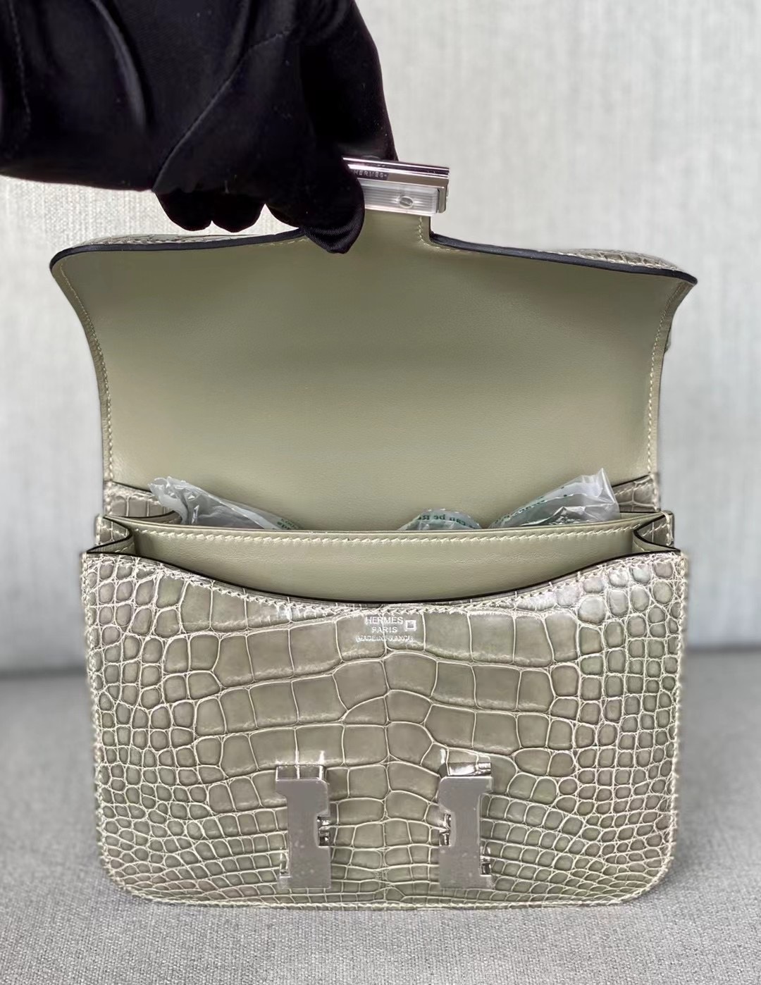 VIP一级品 Constance19cm CK81斑鸠灰色亮面鳄鱼 方块 银扣,精益求精的技术，完美的工艺诞生了如此经典的康康，赶紧入手一只吧！