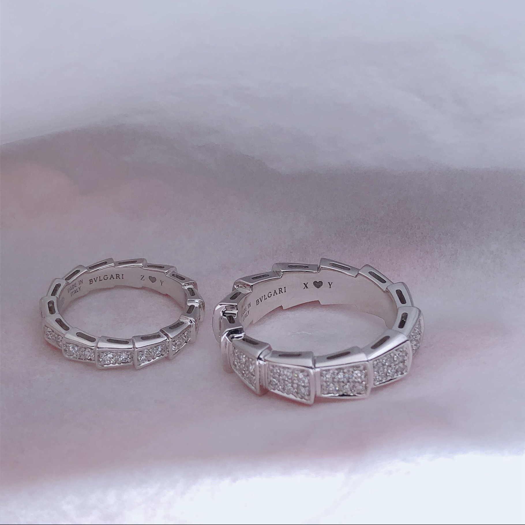 Bulgari captures the power of seduction in this Serpenti Viper wedding band With full diamond