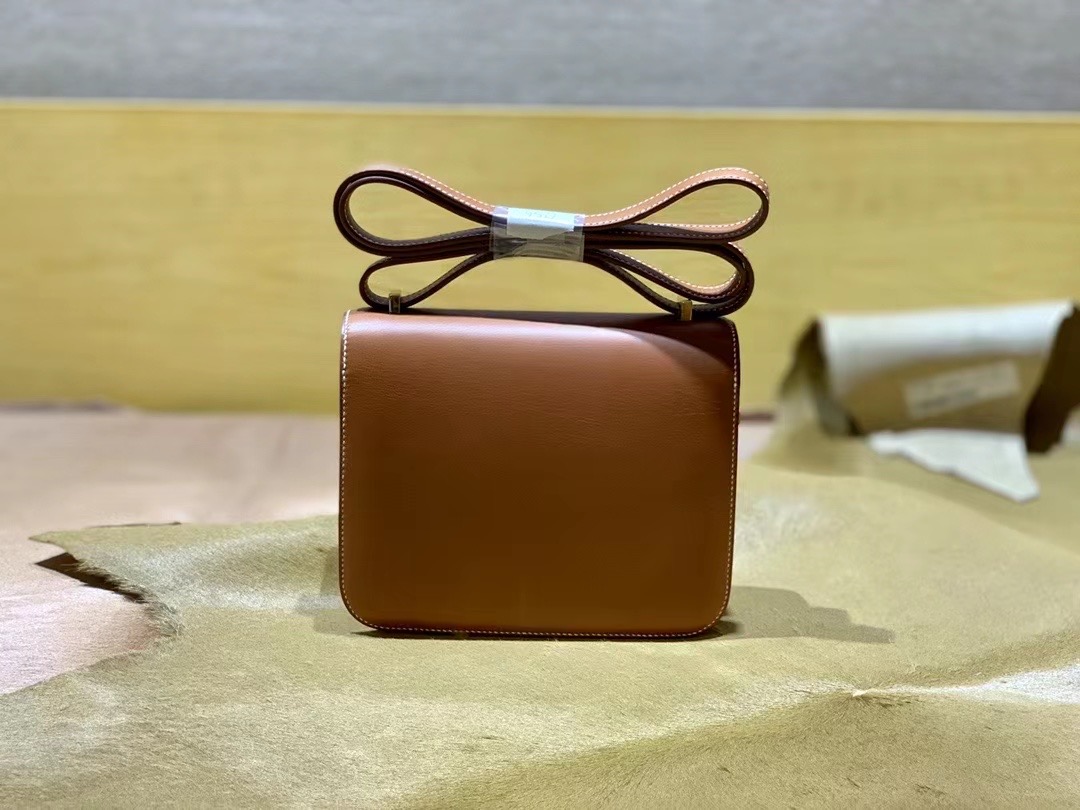 VIP一级品： Saddle Leather HM Constance 马鞍皮 金棕色 康康19cm 金扣，精湛工艺，令你拿到一只富有艺术灵魂的包包。
