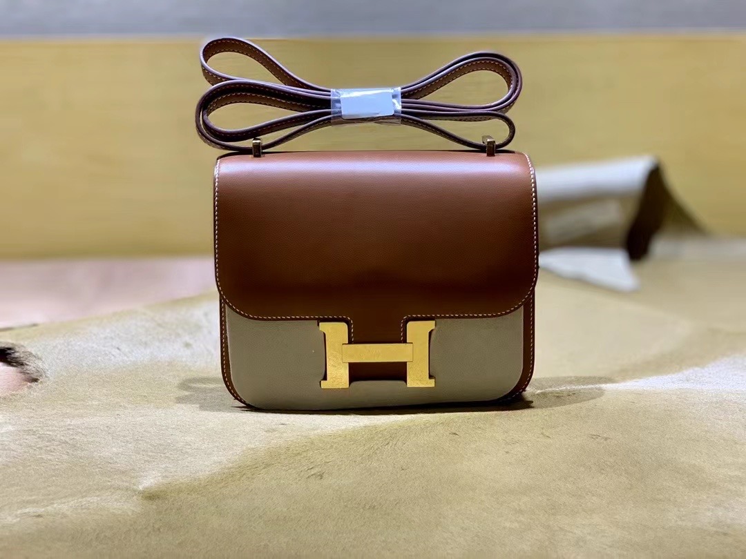 VIP一级品： Saddle Leather HM Constance 马鞍皮 金棕色 康康19cm 金扣，精湛工艺，令你拿到一只富有艺术灵魂的包包。