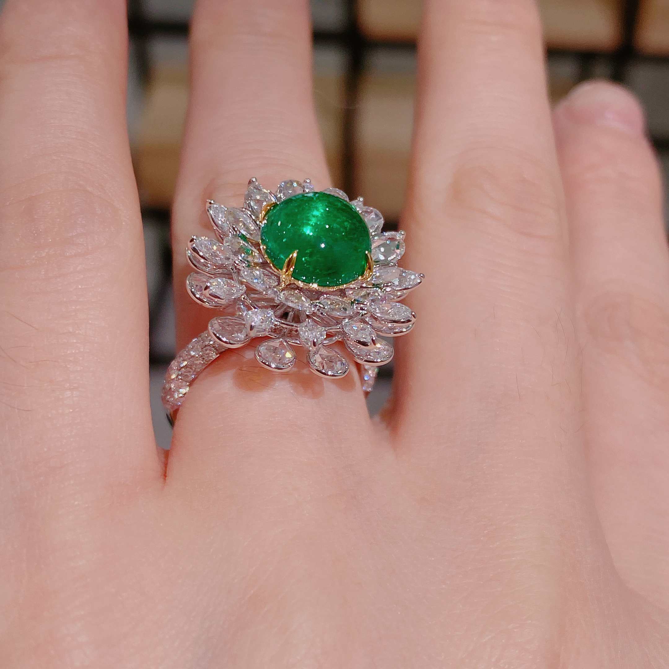 Emerald ring in 18k white gold with natural diamonds ➕ emeralds.-HaiLaBags Emerald ring in 18k white gold with natural diamonds ➕ emeralds.