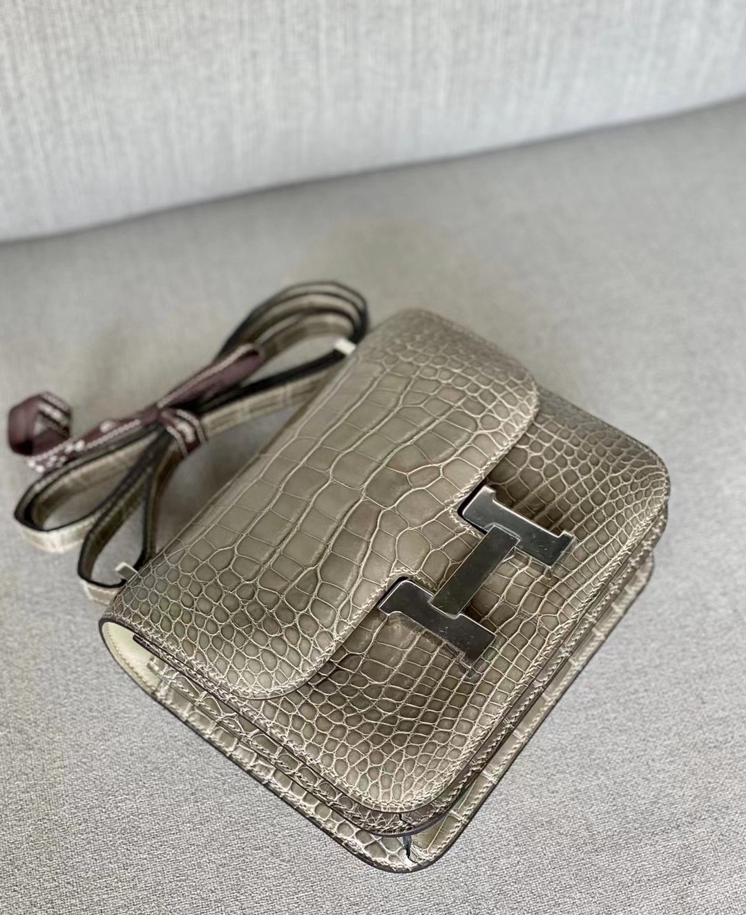 VIP一级品 Constance19cm CK81斑鸠灰色亮面鳄鱼 方块 银扣,精益求精的技术，完美的工艺诞生了如此经典的康康，赶紧入手一只吧！