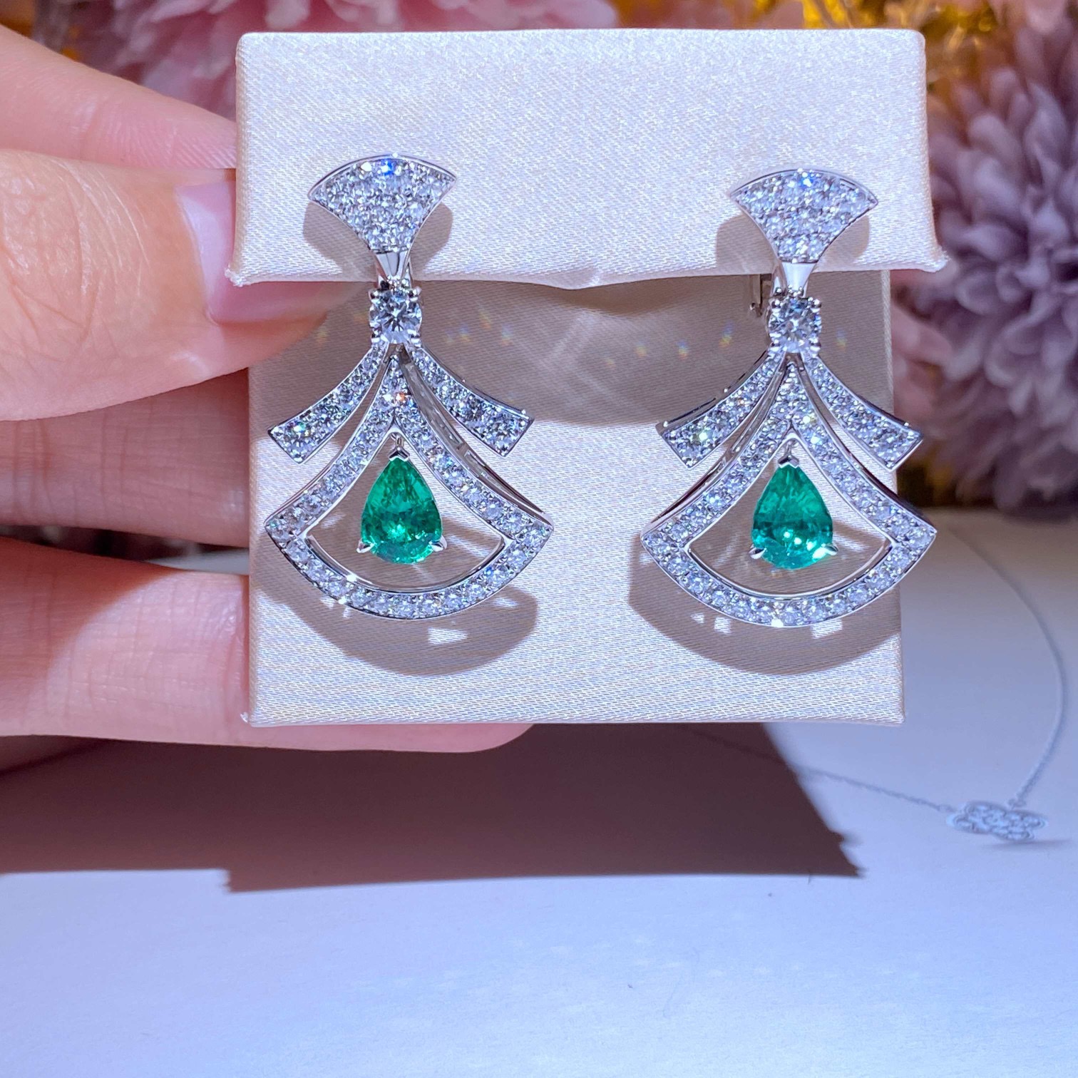 Dubai Shop Emerald earring 18k white gold inlaid with natural diamonds ➕ emerald gems