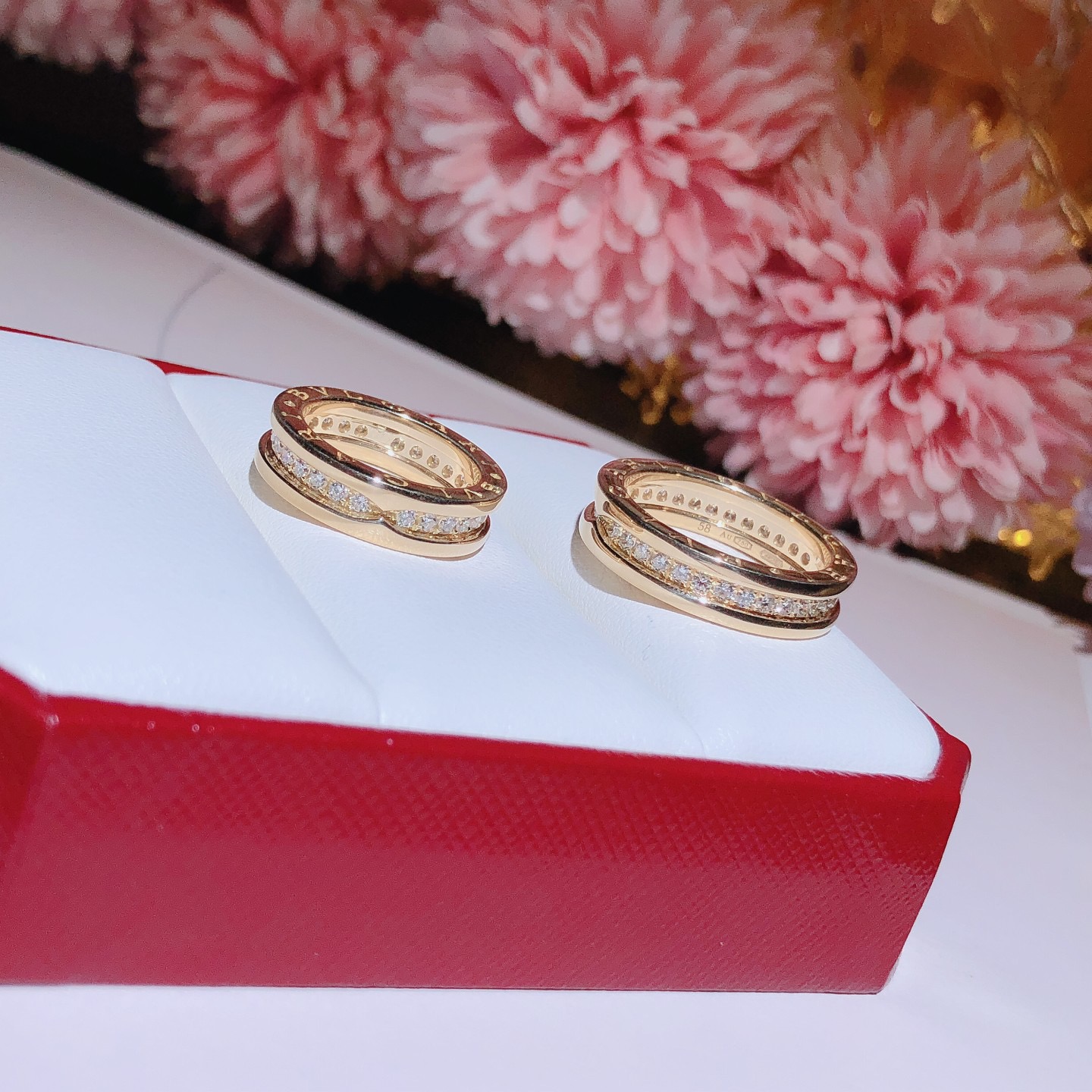 B.zero1 one-band couples' rings in 18k gold, one of which is set with pavé diamonds on the spiral.