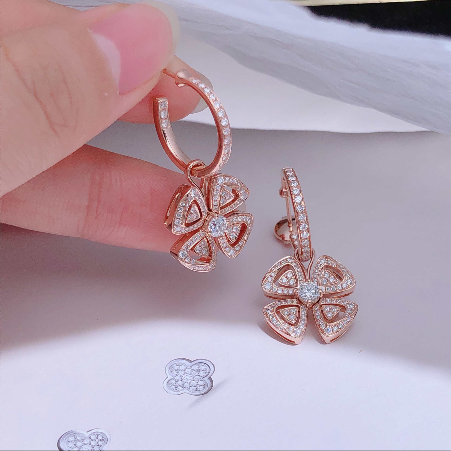 BVLGARI 四叶草满钻耳环 18k金镶嵌天然钻石 喜欢的来订。