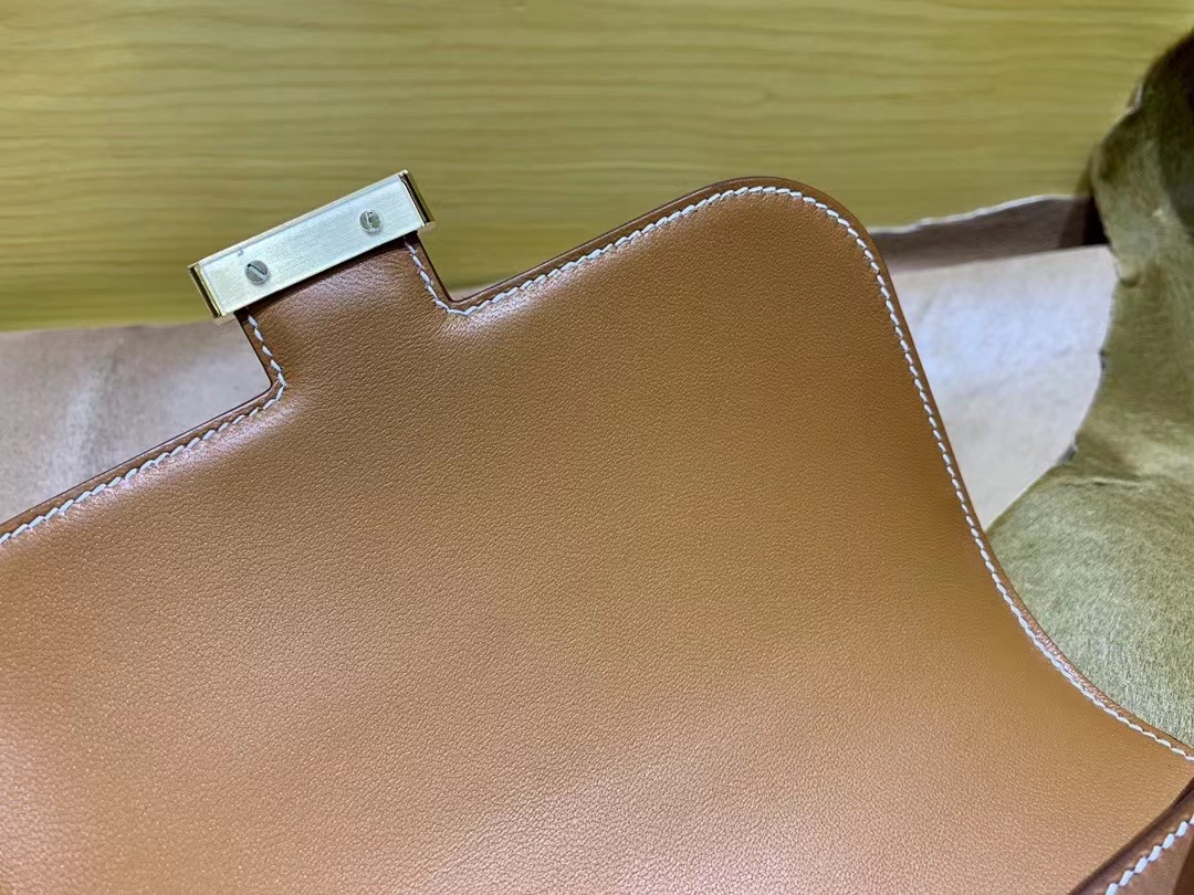VIP一级品： Saddle Leather HM Constance 马鞍皮 金棕色 康康19cm 金扣，精湛工艺，令你拿到一只富有艺术灵魂的包包。