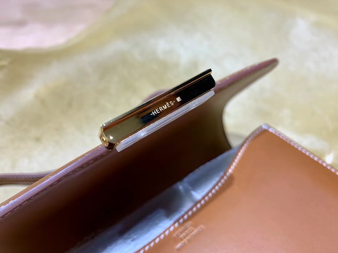 VIP一级品： Saddle Leather HM Constance 马鞍皮 金棕色 康康19cm 金扣，精湛工艺，令你拿到一只富有艺术灵魂的包包。