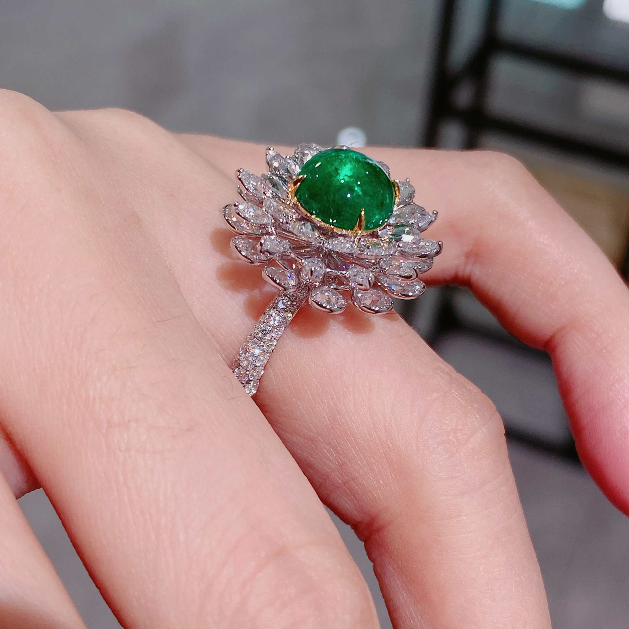 Emerald ring in 18k white gold with natural diamonds ➕ emeralds.