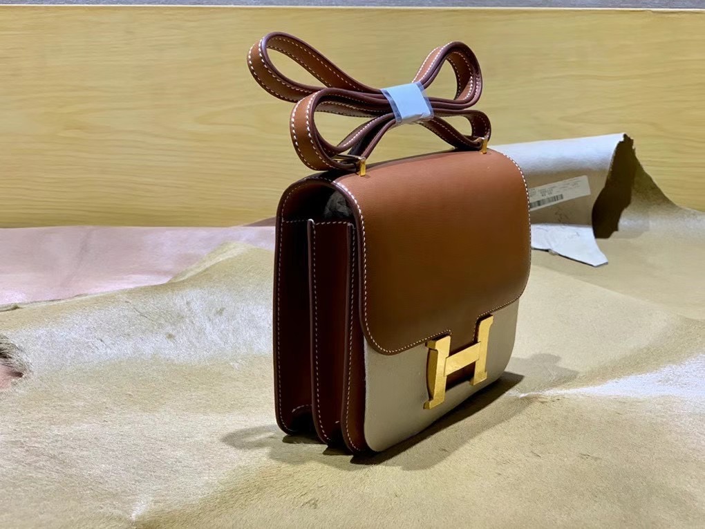 VIP一级品： Saddle Leather HM Constance 马鞍皮 金棕色 康康19cm 金扣，精湛工艺，令你拿到一只富有艺术灵魂的包包。
