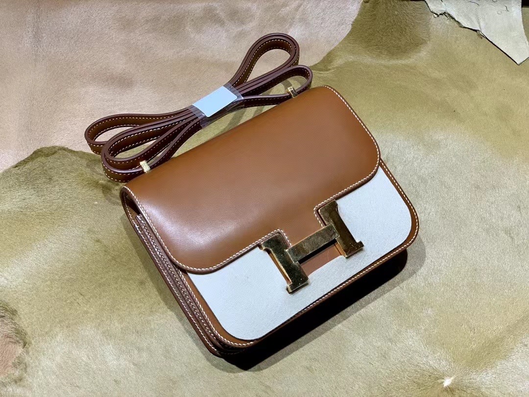 VIP一级品： Saddle Leather HM Constance 马鞍皮 金棕色 康康19cm 金扣，精湛工艺，令你拿到一只富有艺术灵魂的包包。