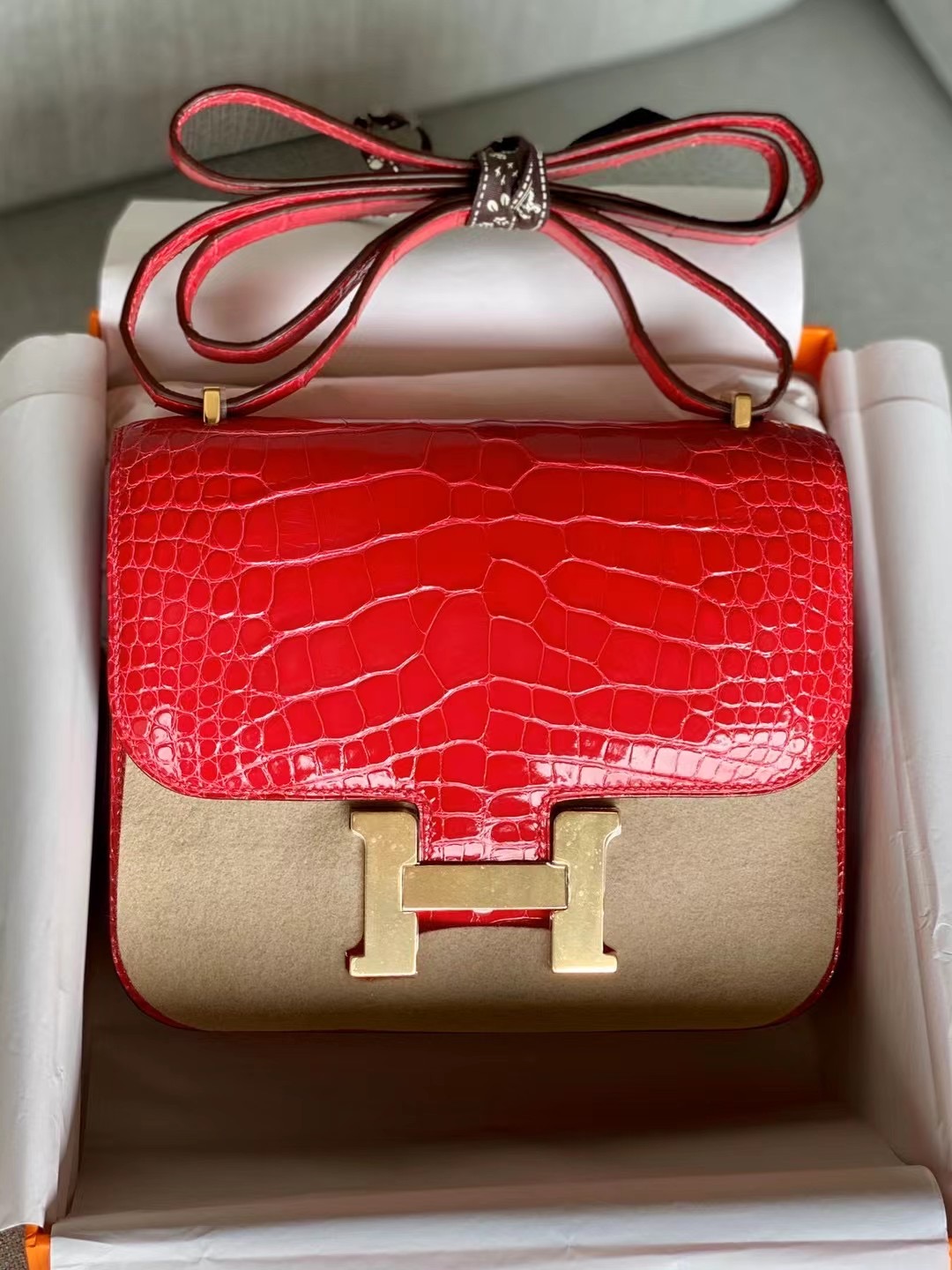 VIP一级品 Constance 19cm 樱桃红色 方块亮鱼鳄鱼皮 金扣，现货，不用等待。过年就用hm包包。