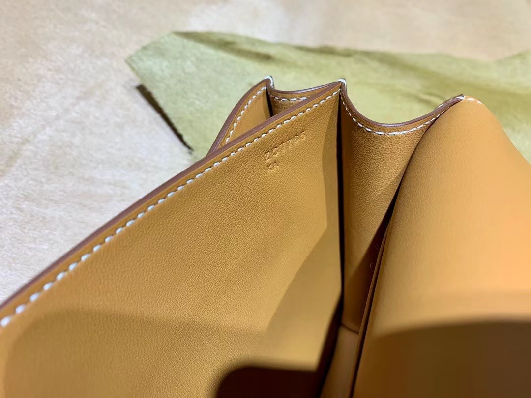 VIP一级品： Saddle Leather HM Constance 马鞍皮 金棕色 康康19cm 金扣，精湛工艺，令你拿到一只富有艺术灵魂的包包。