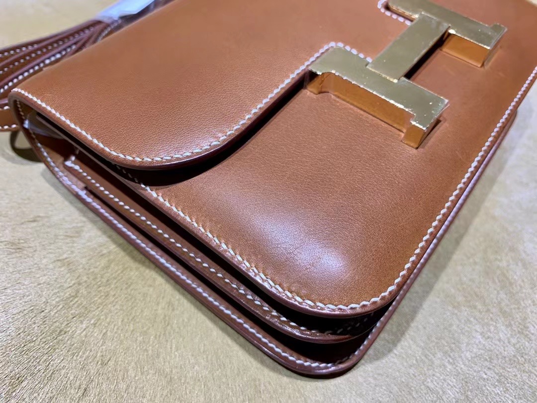 VIP一级品： Saddle Leather HM Constance 马鞍皮 金棕色 康康19cm 金扣，精湛工艺，令你拿到一只富有艺术灵魂的包包。