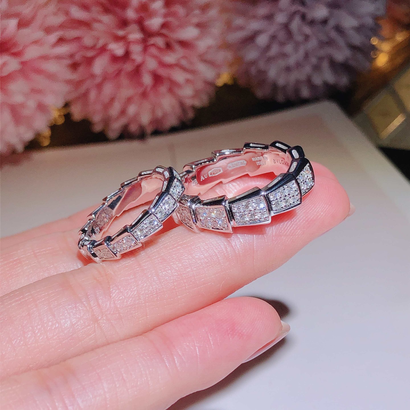 Bulgari captures the power of seduction in this Serpenti Viper wedding band With full diamond