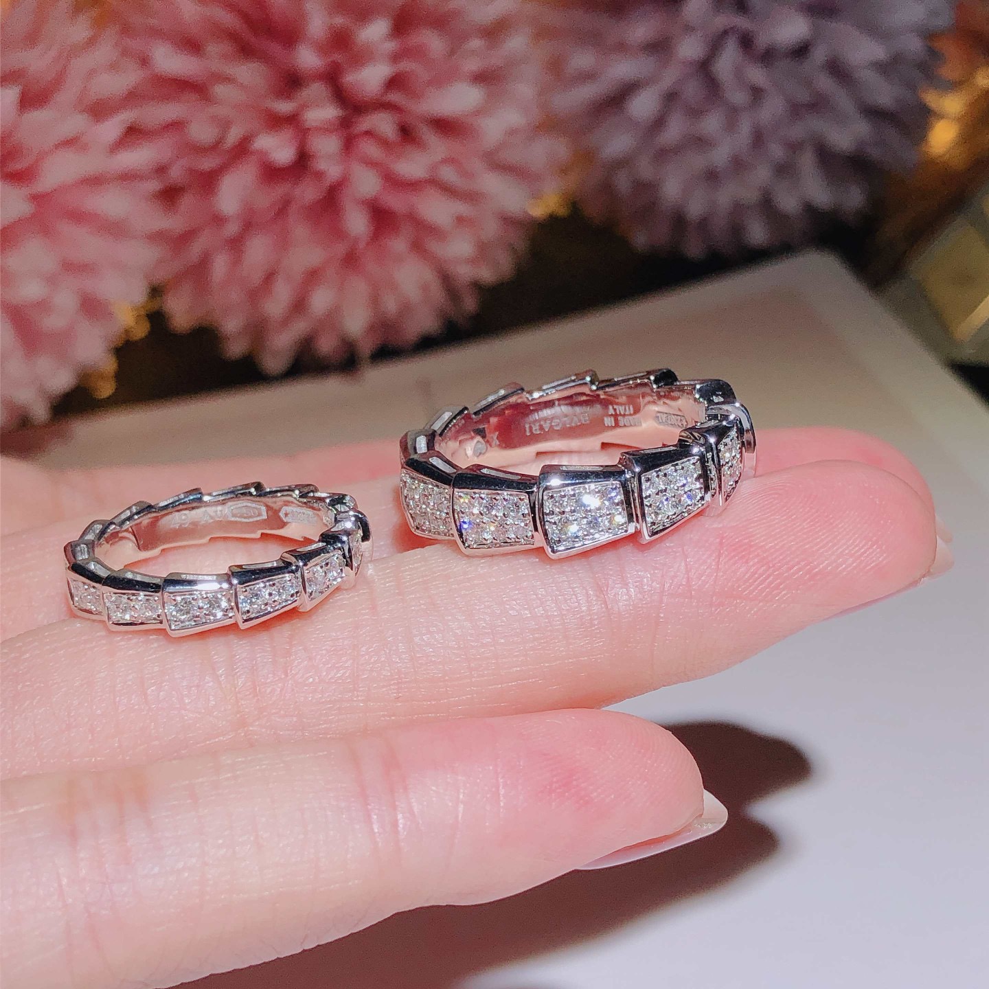 Bulgari captures the power of seduction in this Serpenti Viper wedding band With full diamond