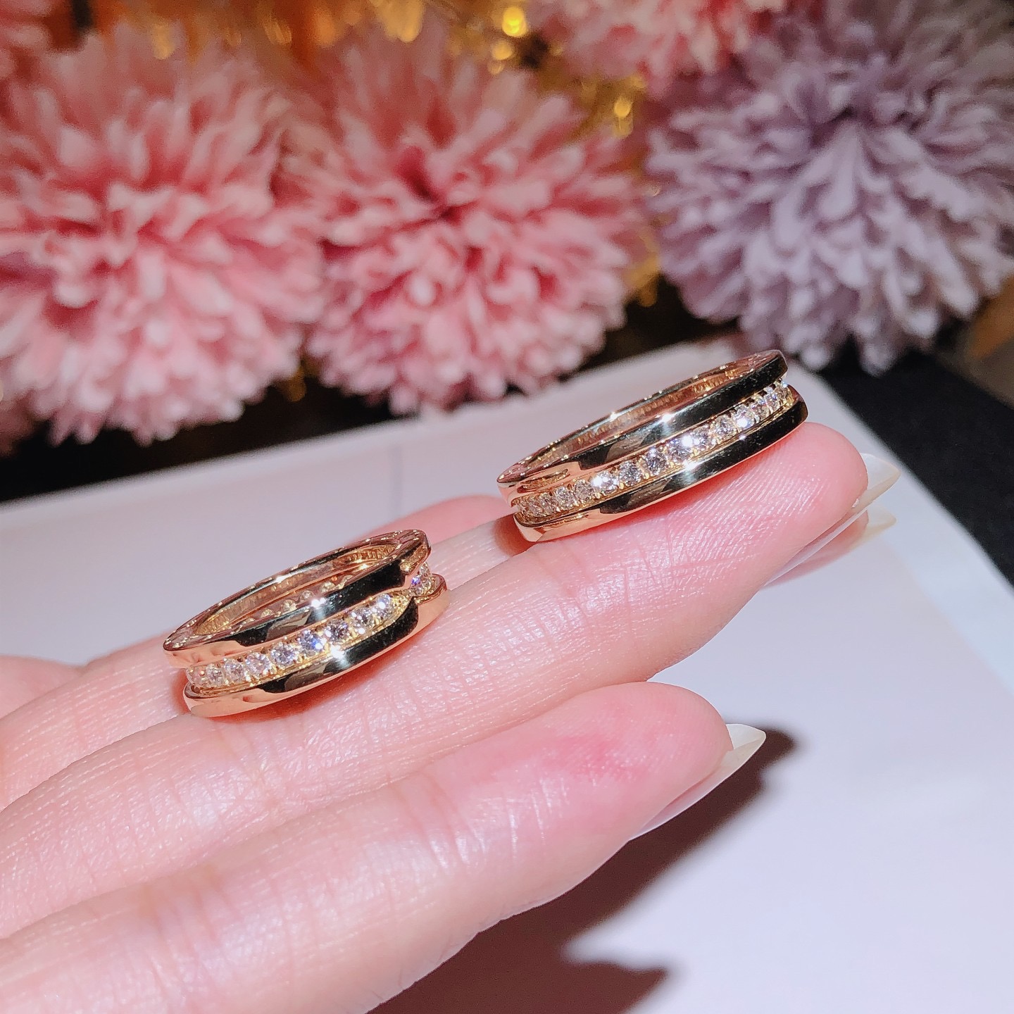 B.zero1 one-band couples' rings in 18k gold, one of which is set with pavé diamonds on the spiral.