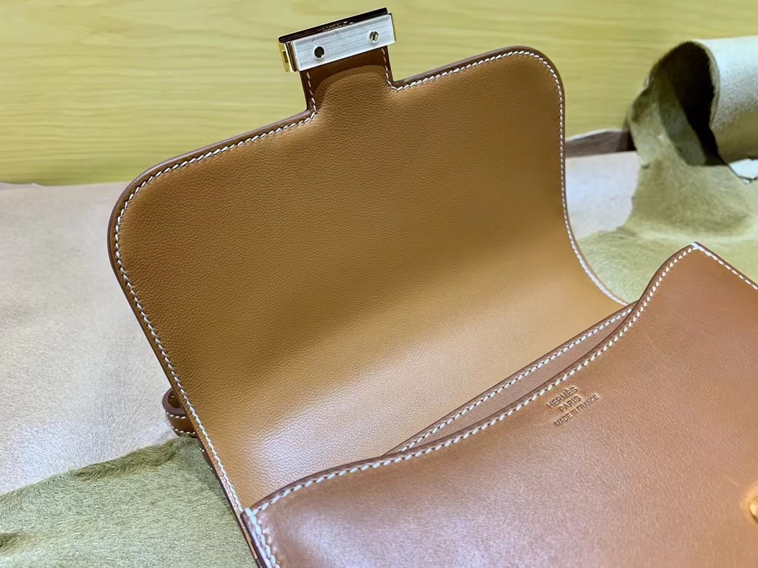 VIP一级品： Saddle Leather HM Constance 马鞍皮 金棕色 康康19cm 金扣，精湛工艺，令你拿到一只富有艺术灵魂的包包。