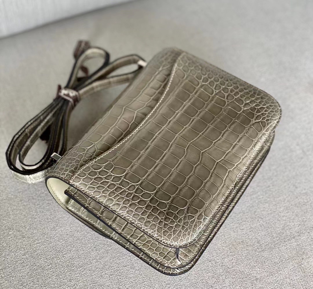 VIP一级品 Constance19cm CK81斑鸠灰色亮面鳄鱼 方块 银扣,精益求精的技术，完美的工艺诞生了如此经典的康康，赶紧入手一只吧！