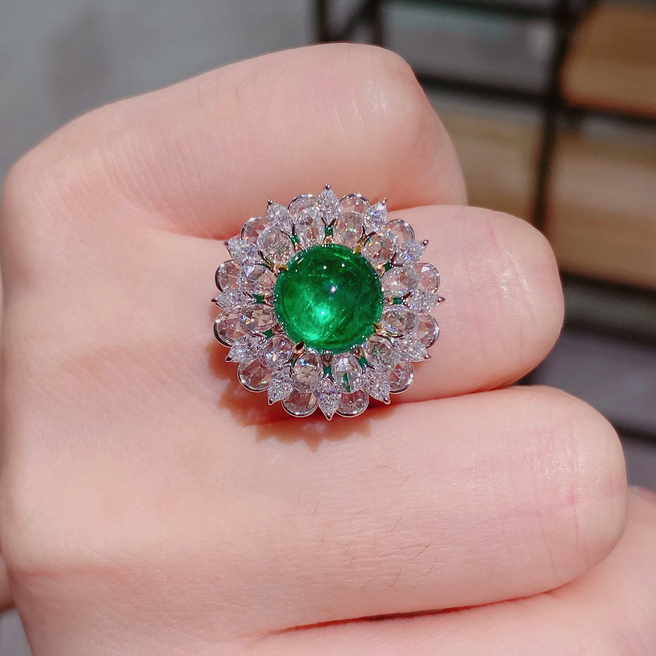 Emerald ring in 18k white gold with natural diamonds ➕ emeralds.