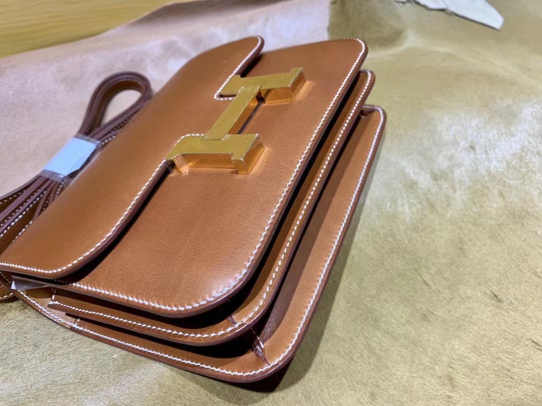 VIP一级品： Saddle Leather HM Constance 马鞍皮 金棕色 康康19cm 金扣，精湛工艺，令你拿到一只富有艺术灵魂的包包。