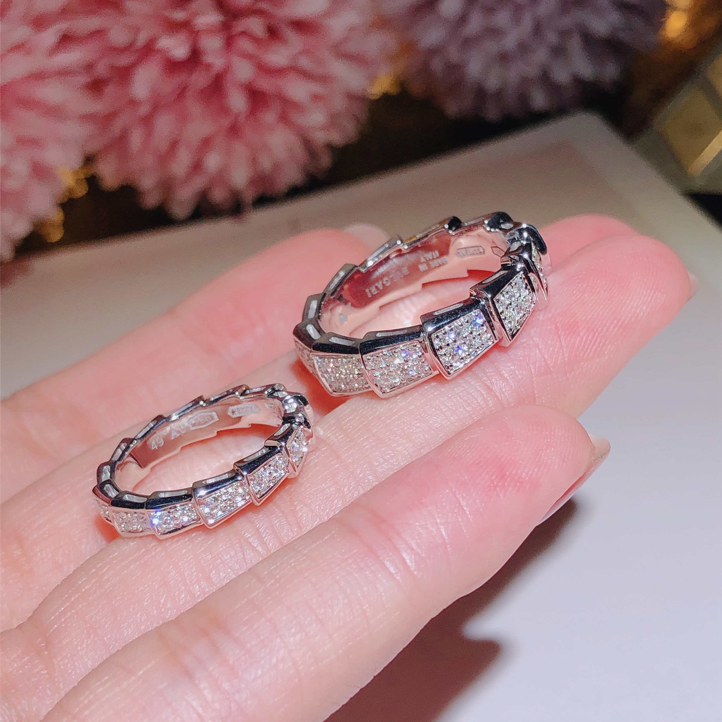 Bulgari captures the power of seduction in this Serpenti Viper wedding band With full diamond