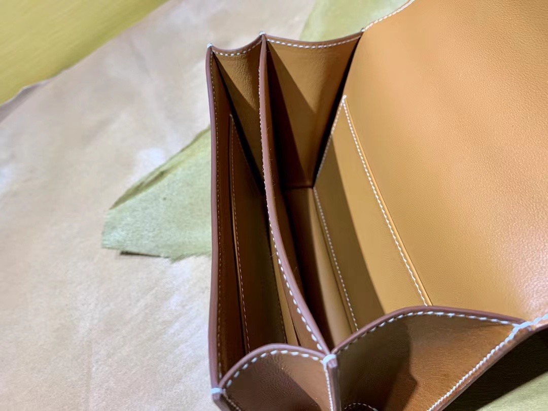 VIP一级品： Saddle Leather HM Constance 马鞍皮 金棕色 康康19cm 金扣，精湛工艺，令你拿到一只富有艺术灵魂的包包。