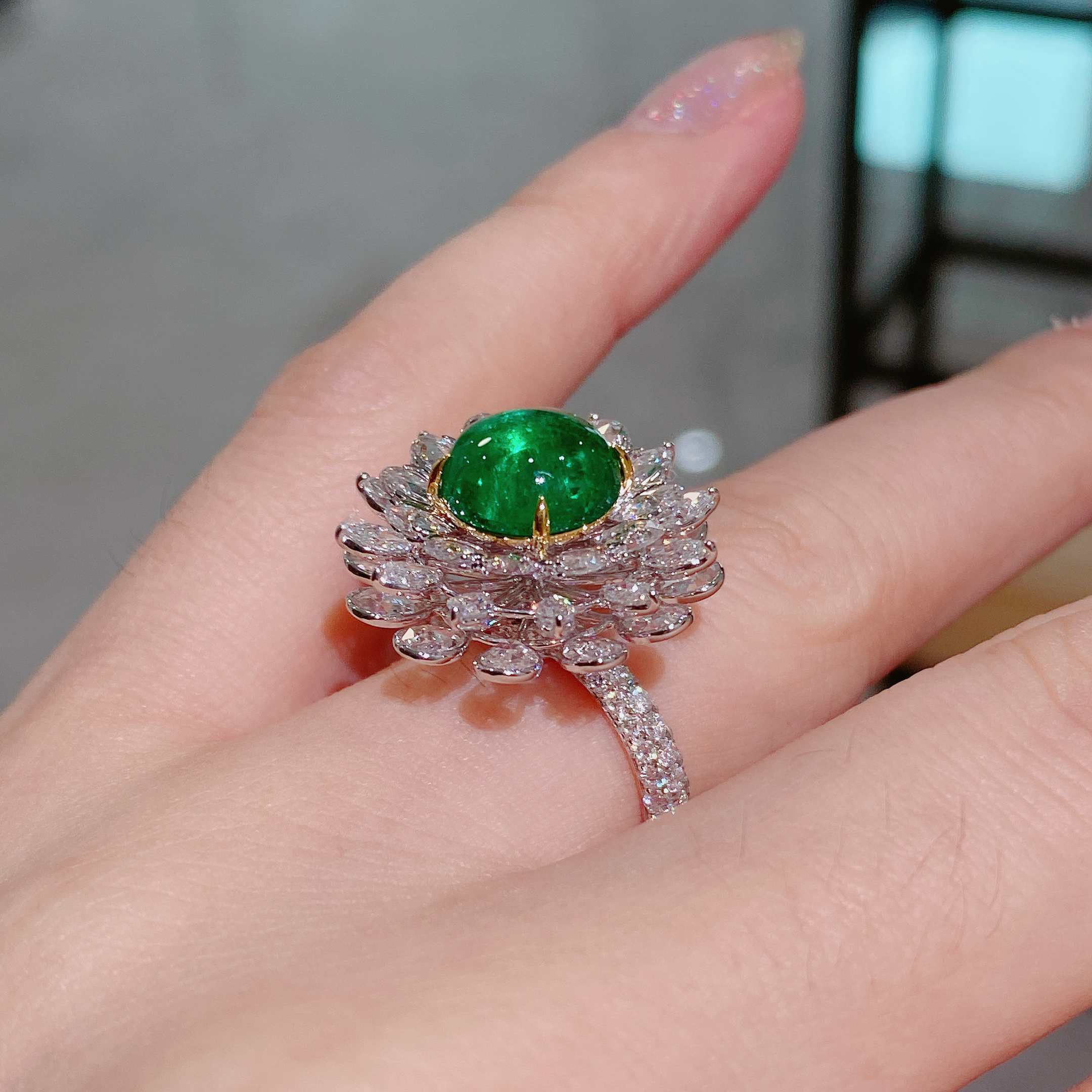 Emerald ring in 18k white gold with natural diamonds ➕ emeralds.