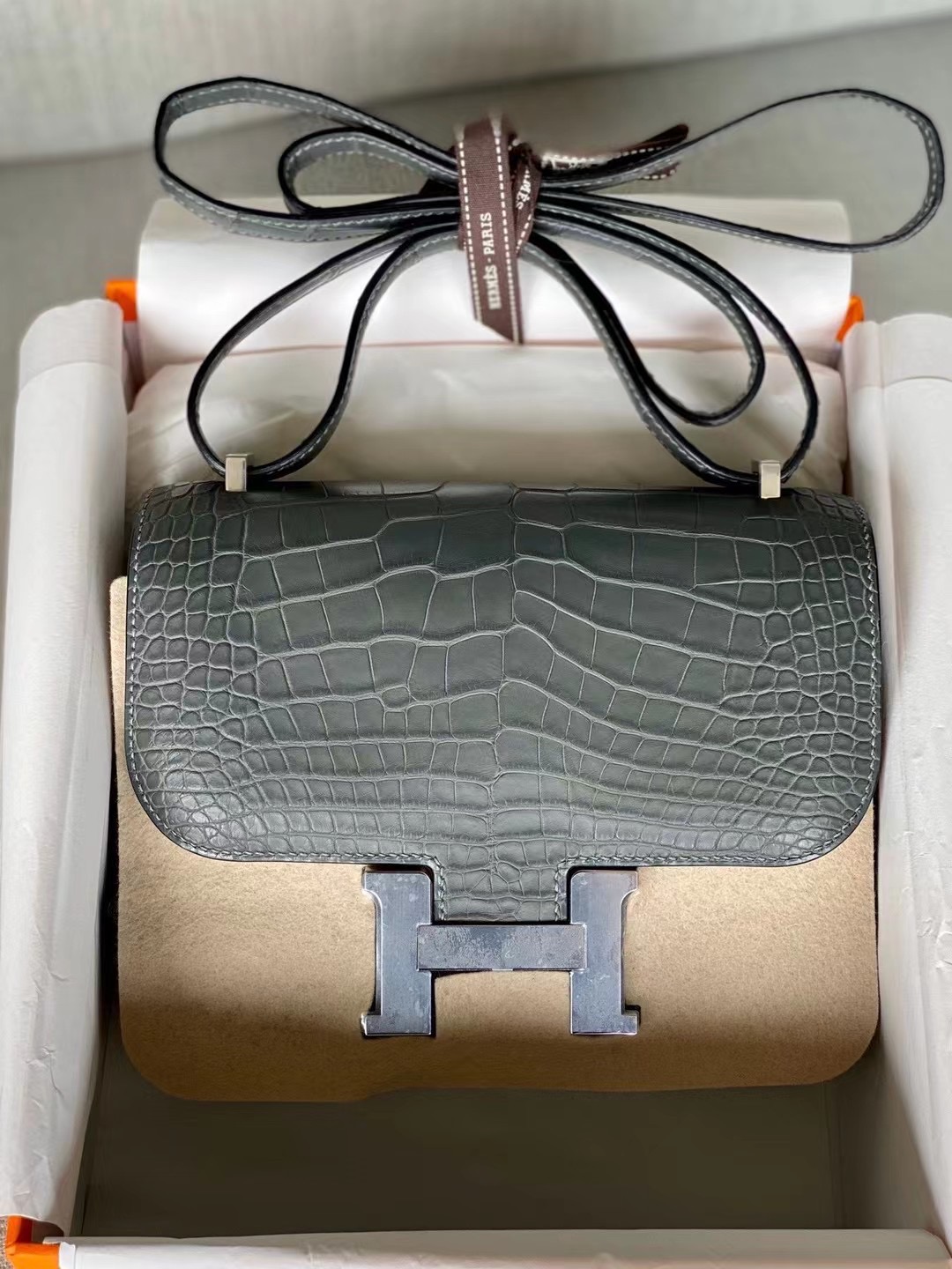 VIP一级品 Constance 19cm 石墨灰色 方块 雾面鳄鱼皮质 银扣，现货，不用等待