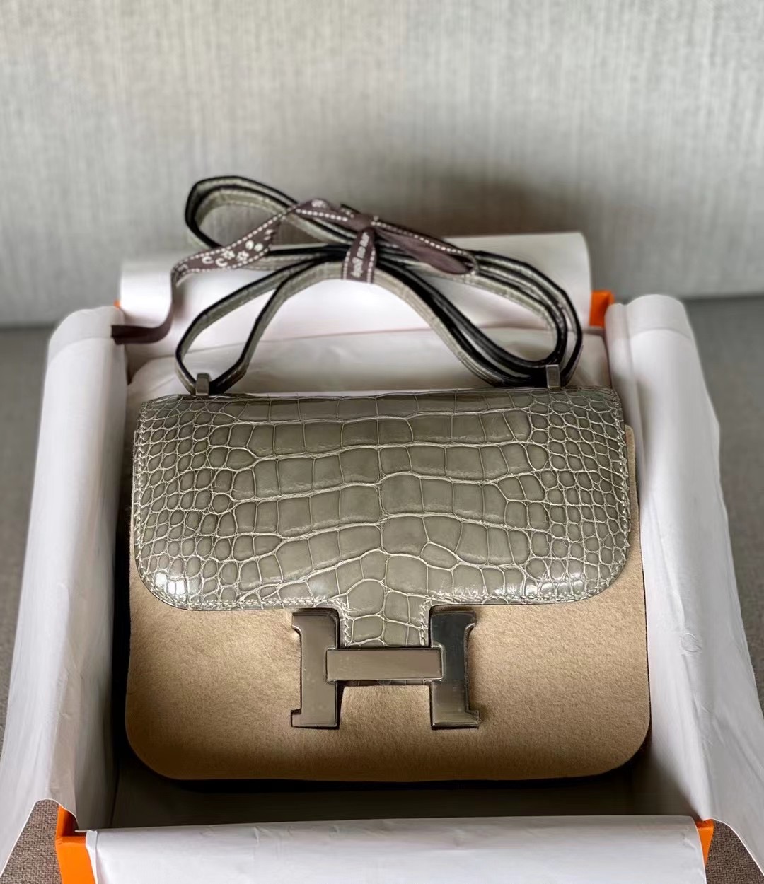 VIP一级品 Constance19cm CK81斑鸠灰色亮面鳄鱼 方块 银扣,精益求精的技术，完美的工艺诞生了如此经典的康康，赶紧入手一只吧！