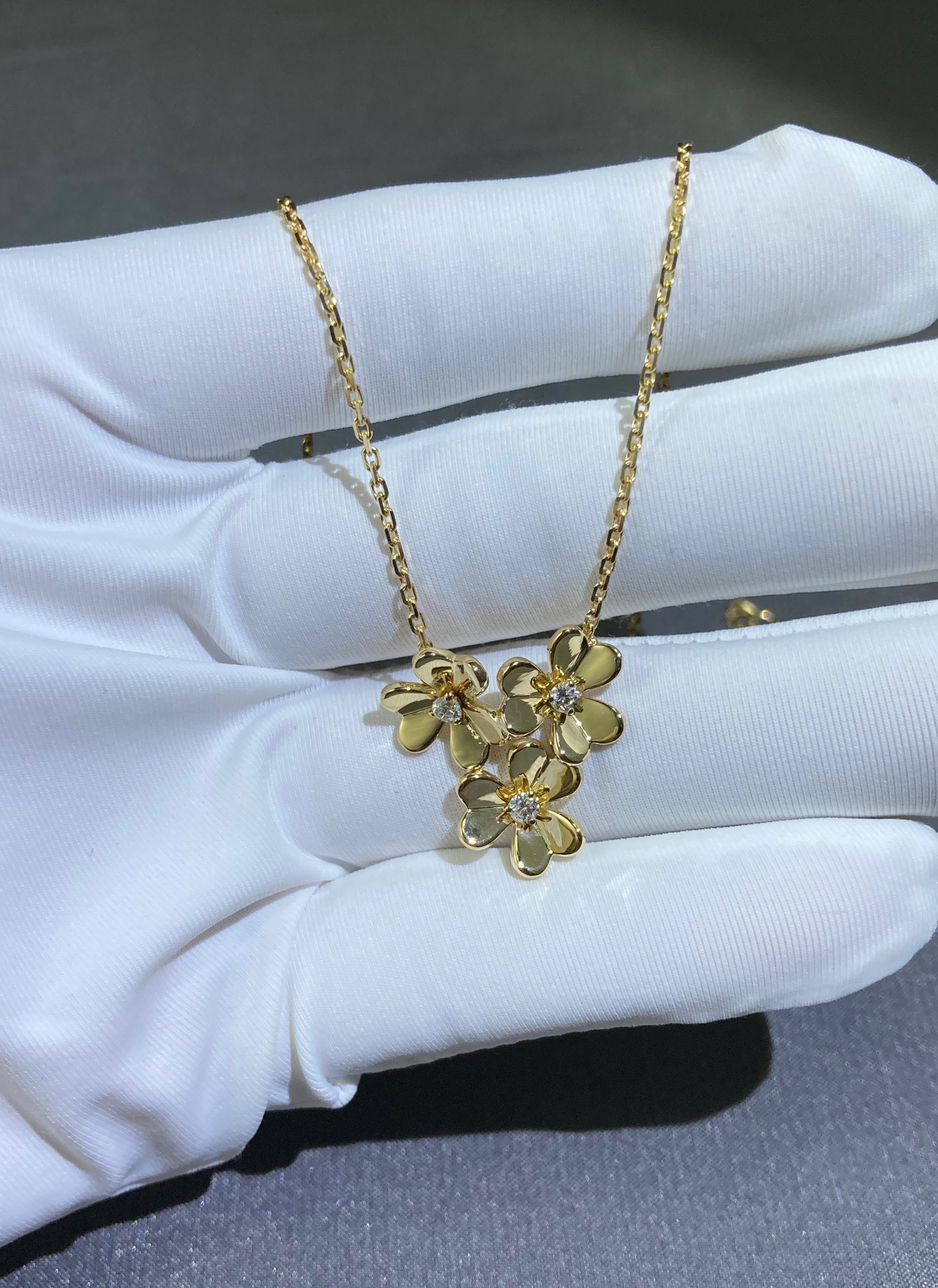 VCA Frivole pendant, 3 flowers, mini model, yellow gold, round diamonds;