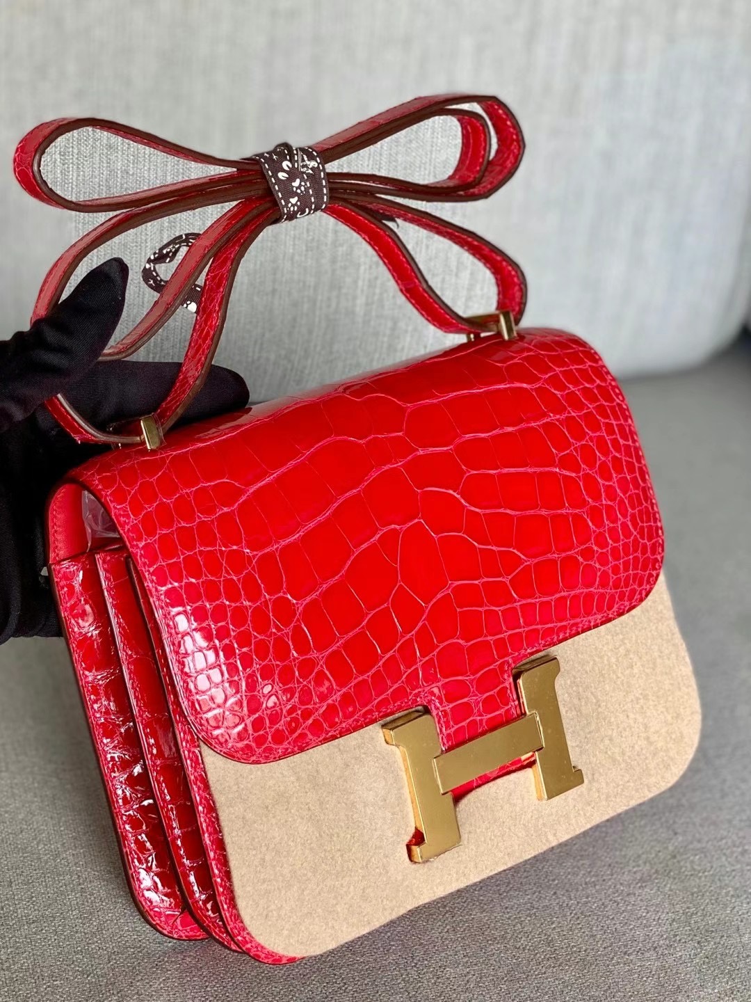VIP一级品 Constance 19cm 樱桃红色 方块亮鱼鳄鱼皮 金扣，现货，不用等待。过年就用hm包包。